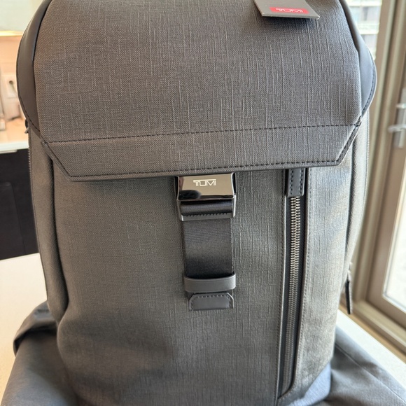 Brand new TUMI GRY DRESDEN FLAP BACKPACk - Ashton Collection - Picture 1 of 10
